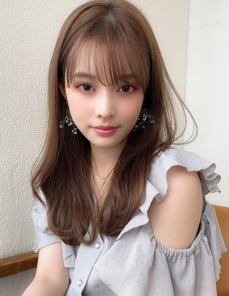 セミロング　レイヤーカット　ゆるふわ巻き　波巻き　ベージュ系　斜めバング
