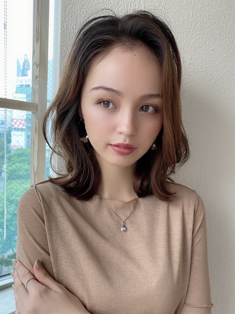 大人かわいいくびれミディ