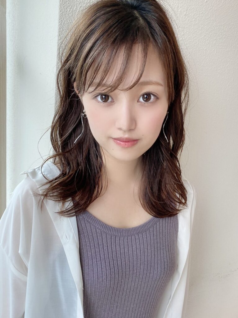 大人かわいいくびれミディ