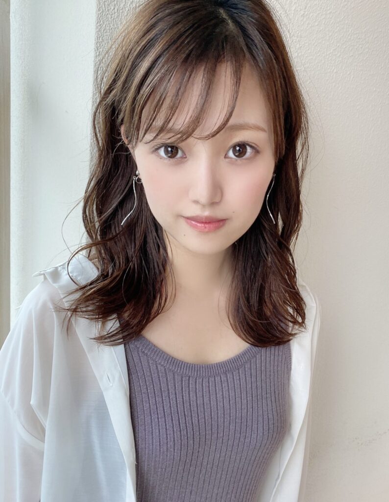 大人かわいいくびれミディ