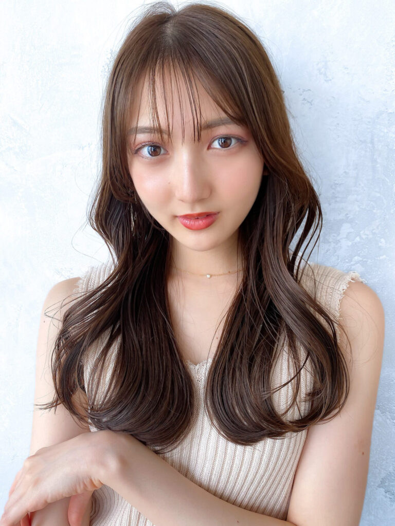 顔周りレイヤーで作る ひし形シルエット セミロングヘア レイヤーカット