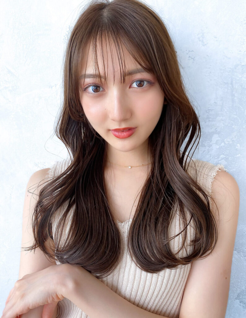 顔周りレイヤーで作る ひし形シルエット セミロングヘア レイヤーカット