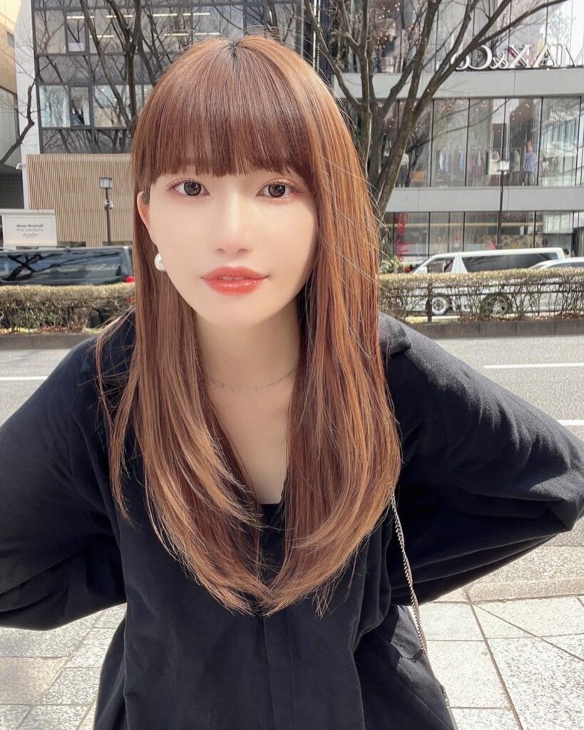 ワイドバングで可愛いストレートヘア
