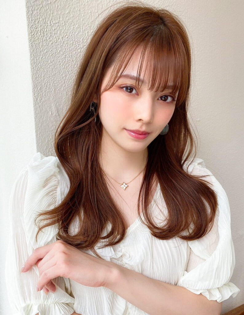 大人可愛い　セミロング　レイヤースタイル　ゆるふわ巻き　サイドバング　シースルーバング