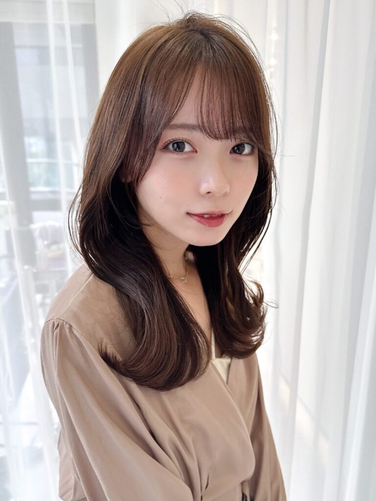 柔らかベージュのくびれヘア シースルー前髪 韓国ヘア 顔周りレイヤー