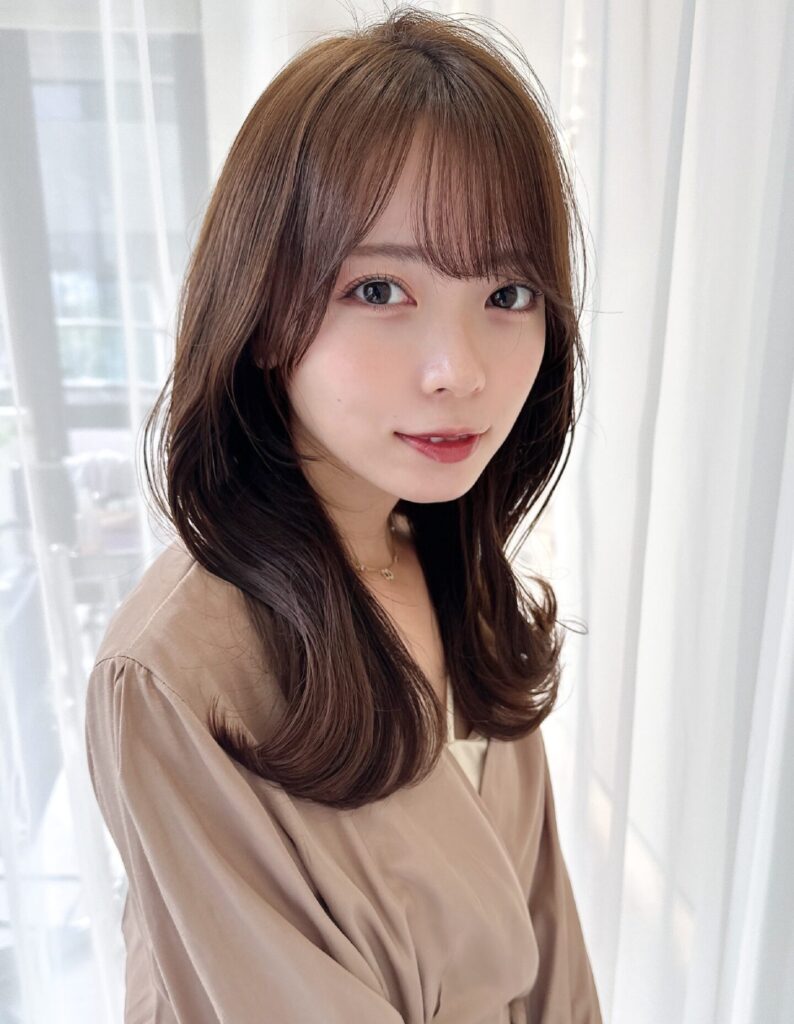 柔らかベージュのくびれヘア シースルー前髪 韓国ヘア 顔周りレイヤー