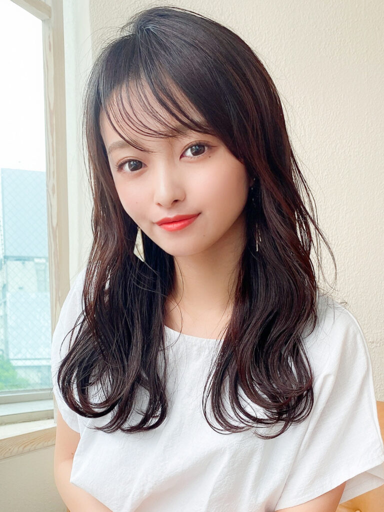 セミロング　レイヤーカット　ゆるふわ巻き　波巻き シルキーベージュ　斜めバング