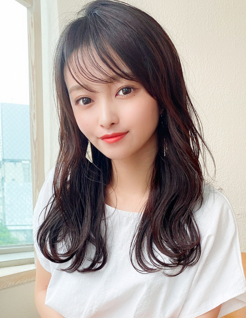セミロング　レイヤーカット　ゆるふわ巻き　波巻き シルキーベージュ　斜めバング