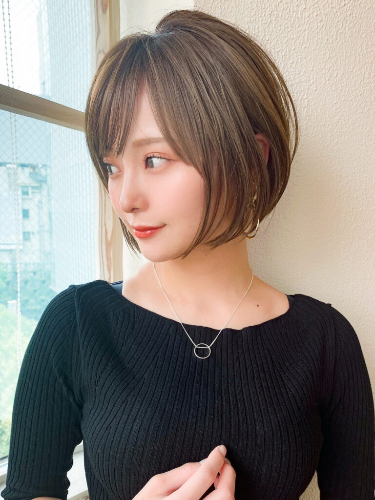 前下がりボブ　ひし形シルエット　ショートボブ