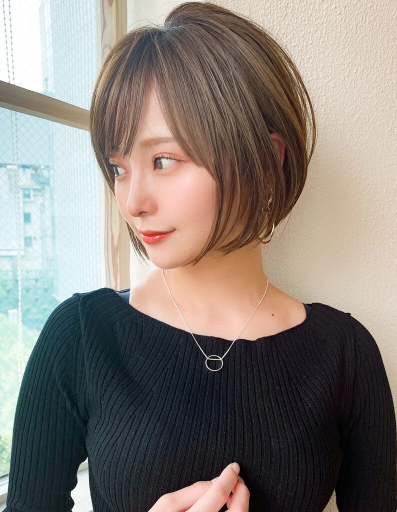 前下がりボブ　ひし形シルエット　ショートボブ