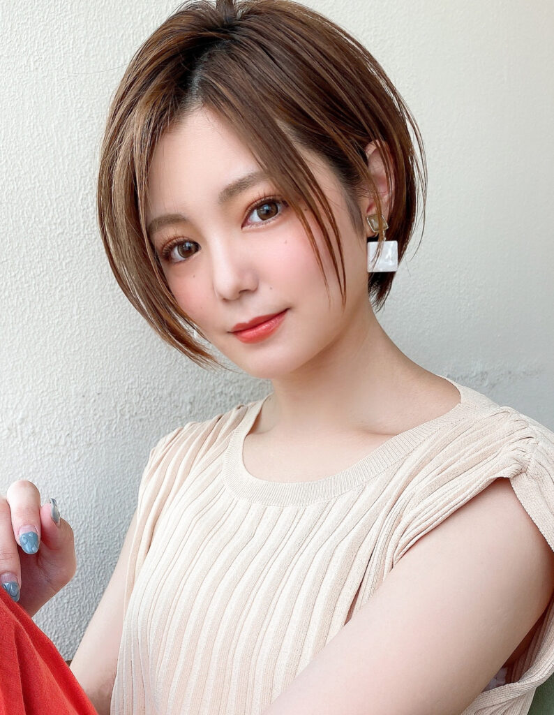 ショートボブ　センターパート　縮毛矯正　センター分け