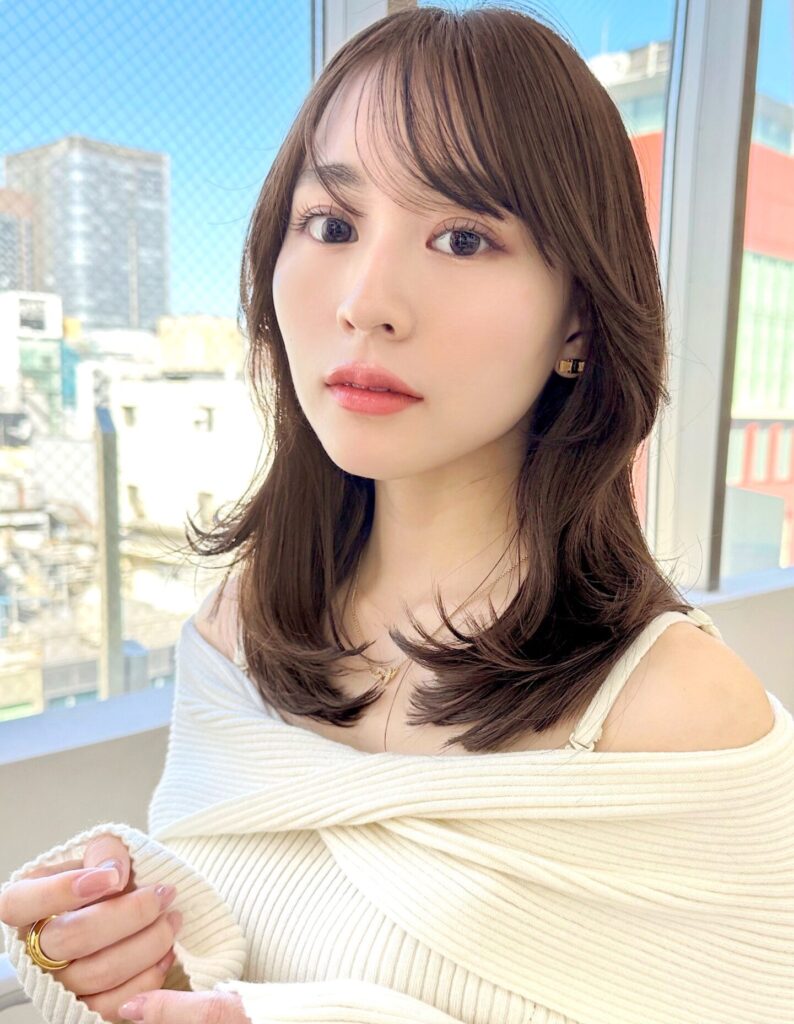自然な動きと艶のあるくびれヘア/流れるお顔まわりカット