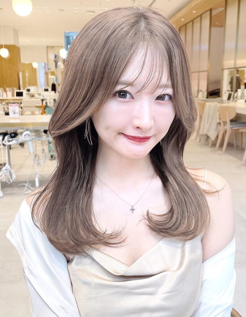 自然な動きと艶のあるくびれヘア/流れるお顔まわりカット