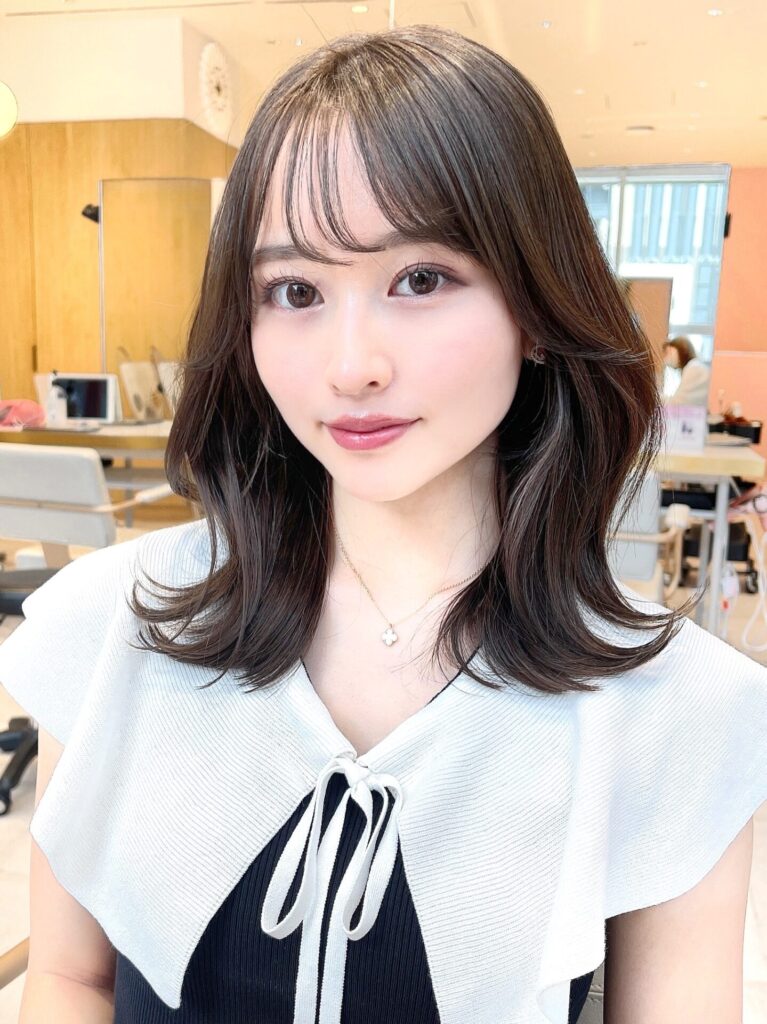 自然な動きと艶のあるくびれヘア/流れるお顔まわりカット