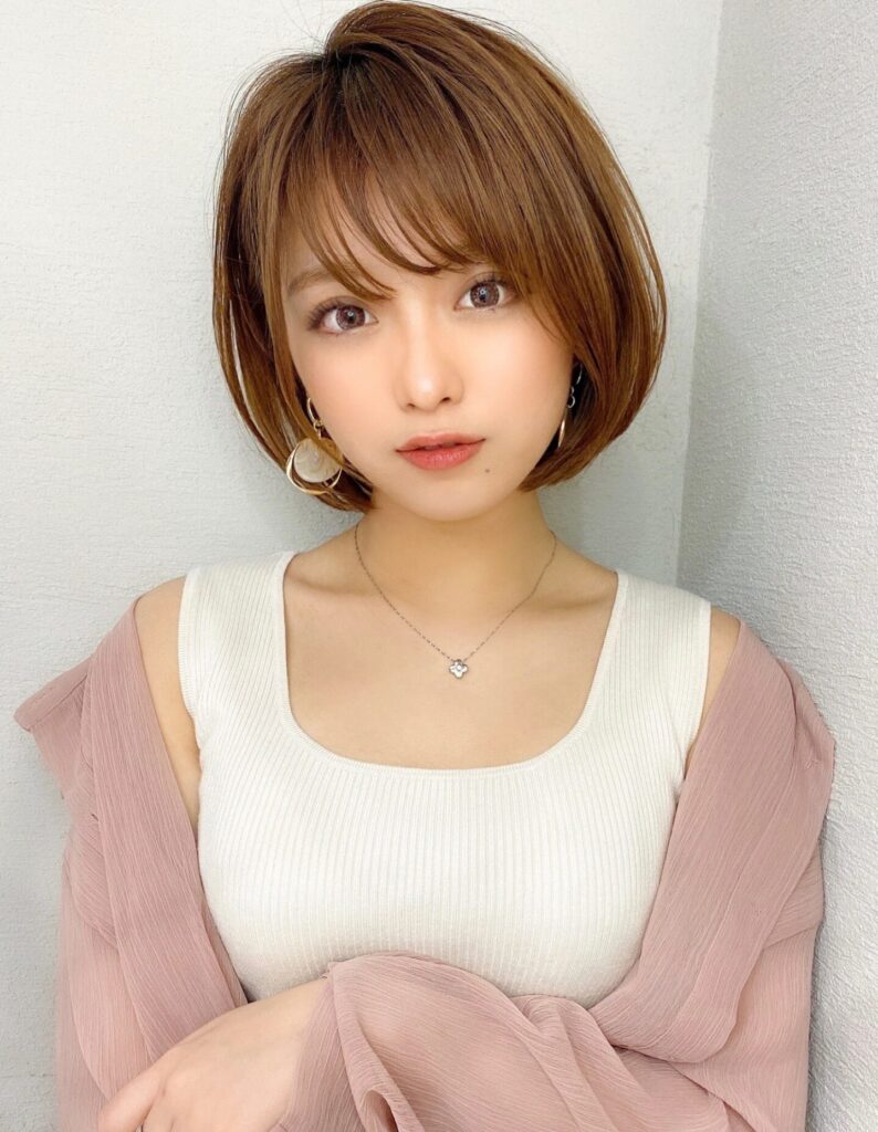 前下がりボブ　ひし形シルエット　流し前髪　サイドバング　ベージュカラー