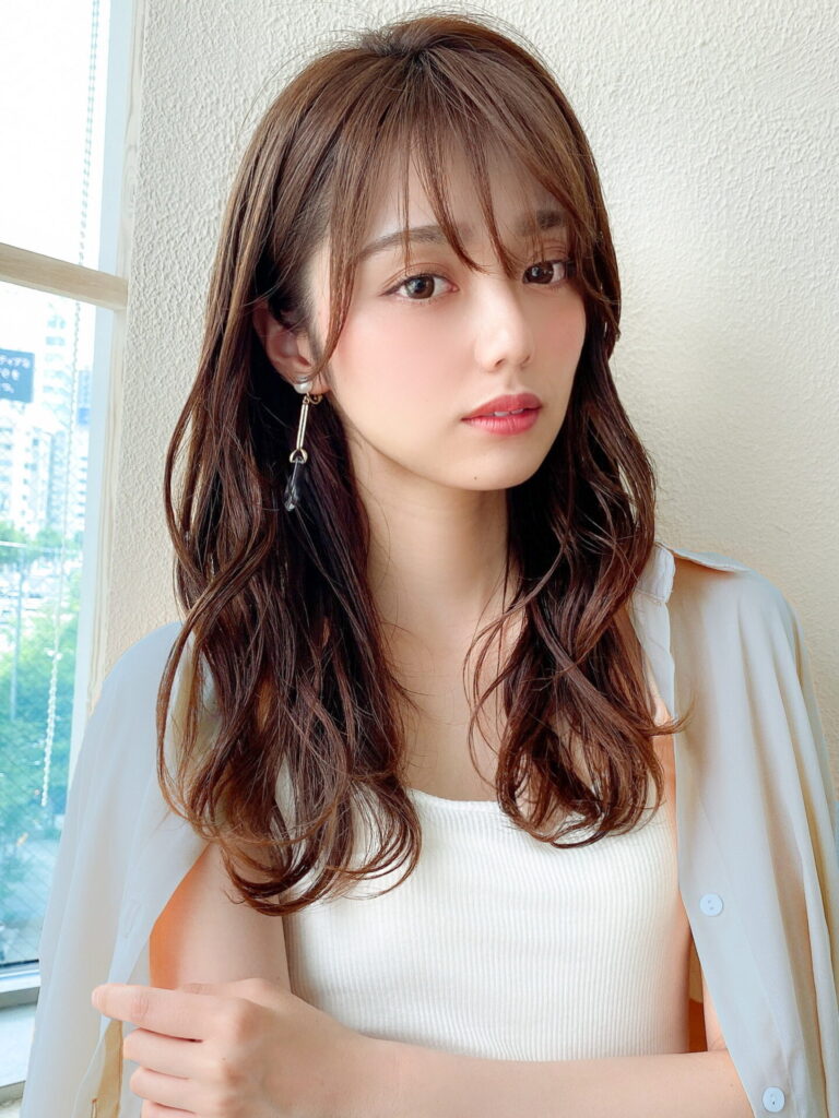 セミロング　レイヤーカット　ゆるふわ巻き　波巻き　ベージュ系　斜めバング