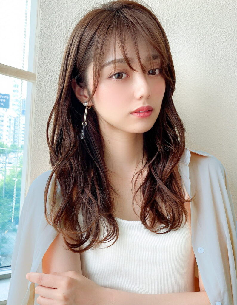 セミロング　レイヤーカット　ゆるふわ巻き　波巻き　ベージュ系　斜めバング
