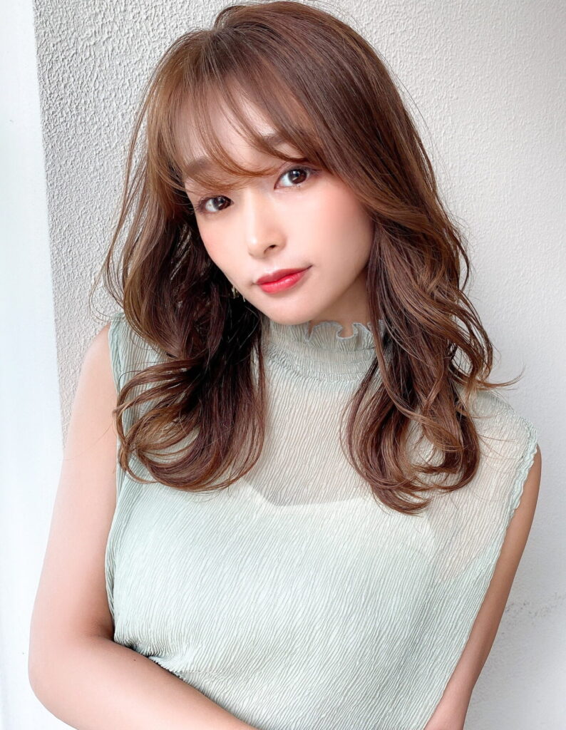 セミロング　レイヤーカット　ゆるふわ巻き