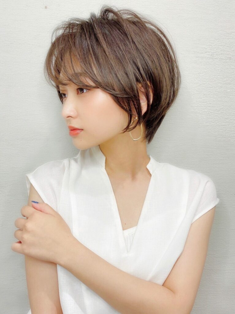 大人かわいい 小顔 ショートボブ ひし形シルエット グレージュ