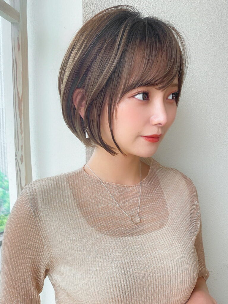 ショートボブ ひし形シルエット 前下がりボブ 流し前髪 サイドバング ベージュカラー【KI-005】