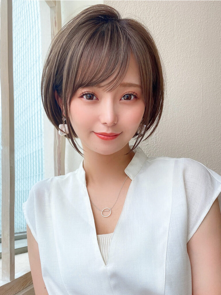 ショートボブ ひし形シルエット 前下がりボブ 流し前髪 サイドバング ベージュカラー【KI-006】