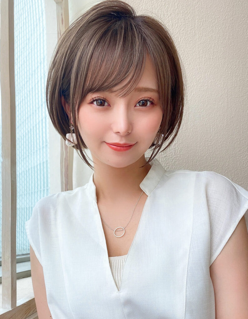 ショートボブ ひし形シルエット 前下がりボブ 流し前髪 サイドバング ベージュカラー【KI-006】