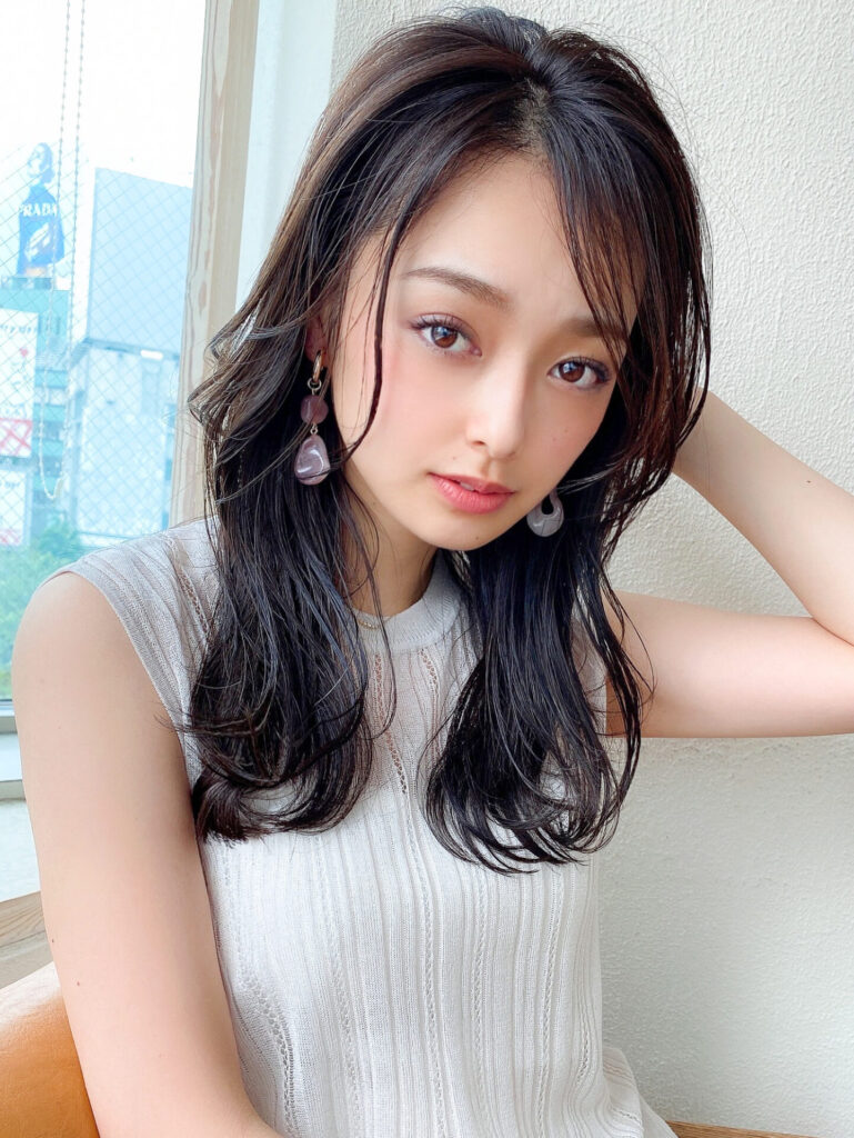 韓国風　センターパート　レイヤースタイル