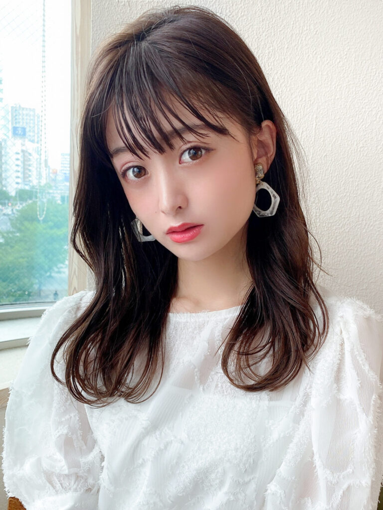 セミロング　ゆるふわ巻き　波巻き　シルキーベージュ　ぱっつん前髪