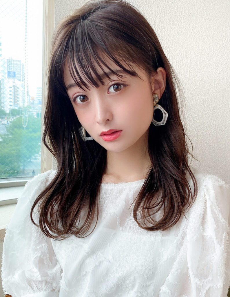 セミロング　ゆるふわ巻き　波巻き　シルキーベージュ　ぱっつん前髪