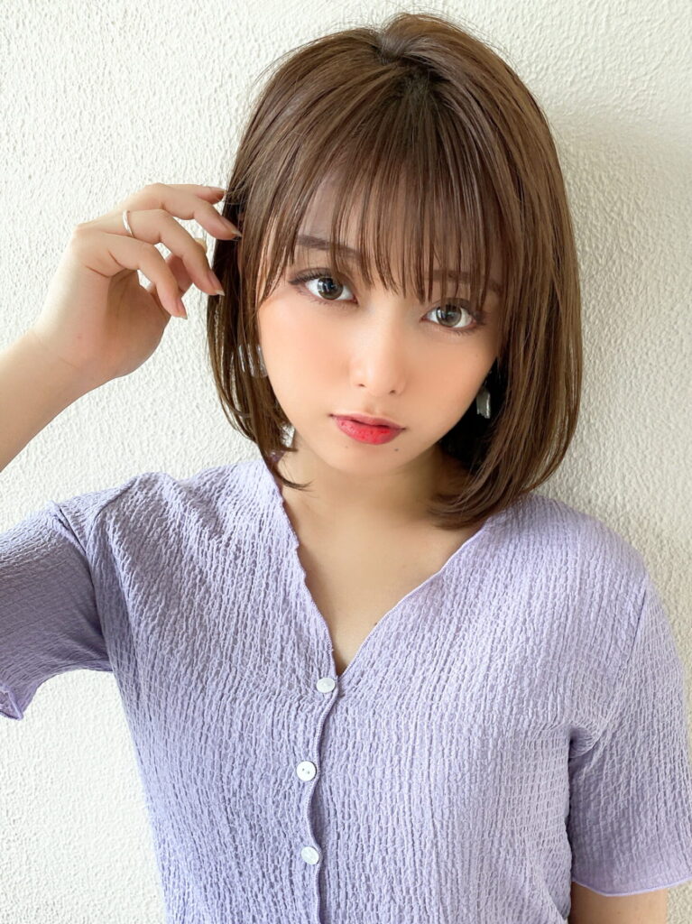 前下がりボブ　ひし形シルエット　流し前髪　サイドバング　ベージュカラー