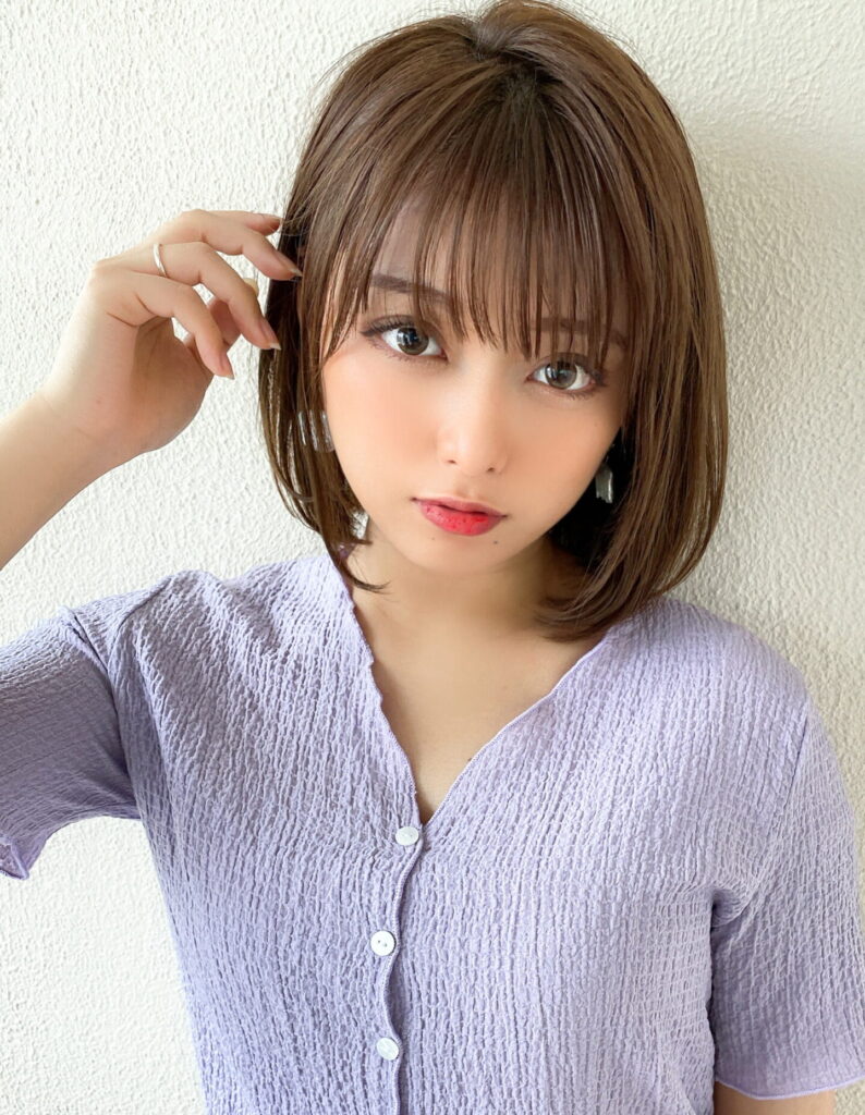 前下がりボブ　ひし形シルエット　流し前髪　サイドバング　ベージュカラー