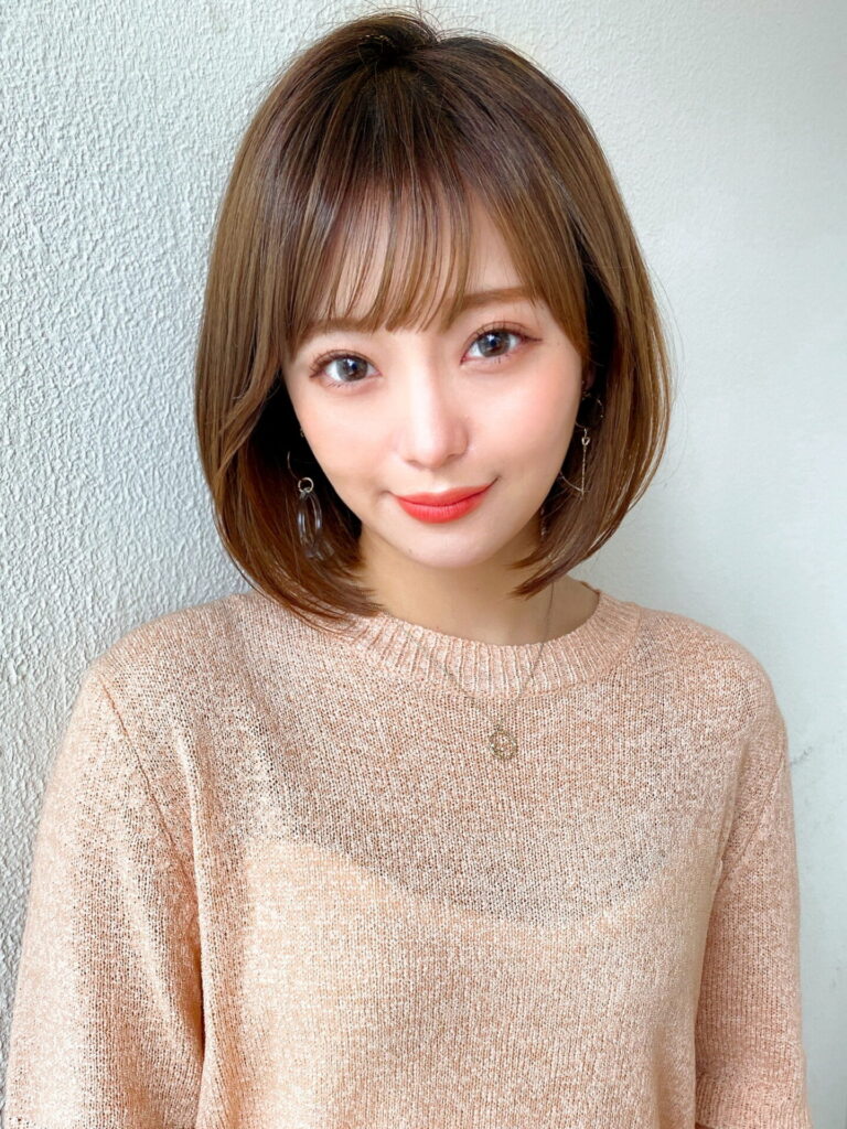 前下がりボブ　ひし形シルエット　流し前髪　サイドバング　ベージュカラー