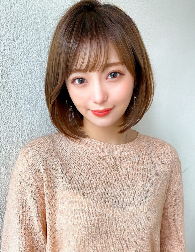 前下がりボブ　ひし形シルエット　流し前髪　サイドバング　ベージュカラー