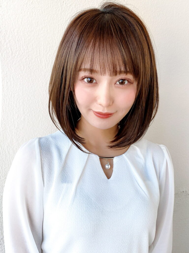 前下がりボブ　ひし形シルエット　流し前髪　サイドバング　ベージュカラー