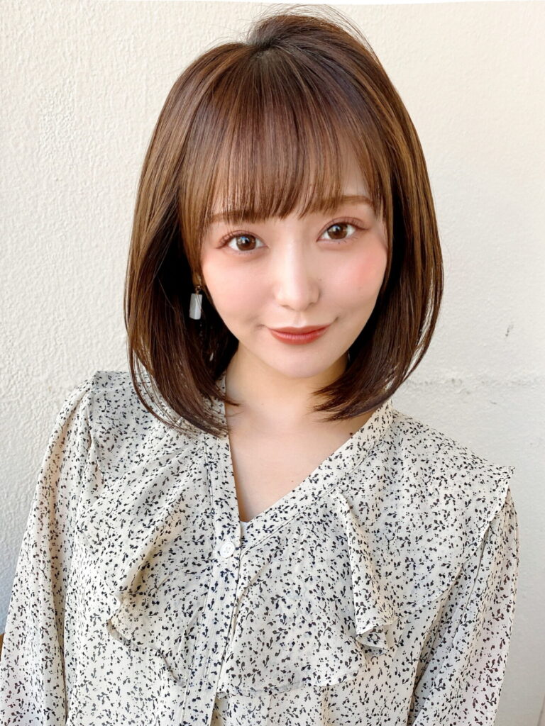 前下がりボブ　ひし形シルエット　流し前髪　サイドバング　ベージュカラー