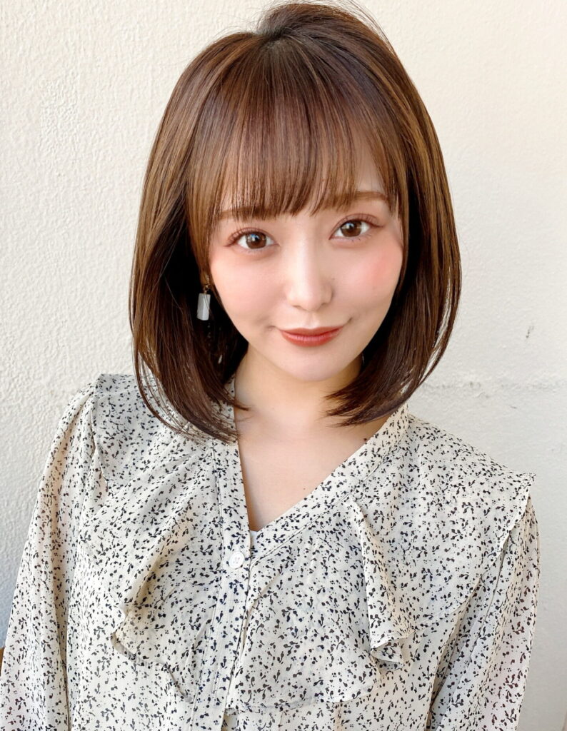 前下がりボブ　ひし形シルエット　流し前髪　サイドバング　ベージュカラー