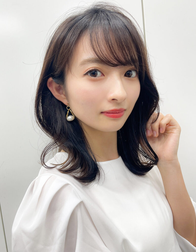 ミディアム　くびれヘア　レイヤーカット