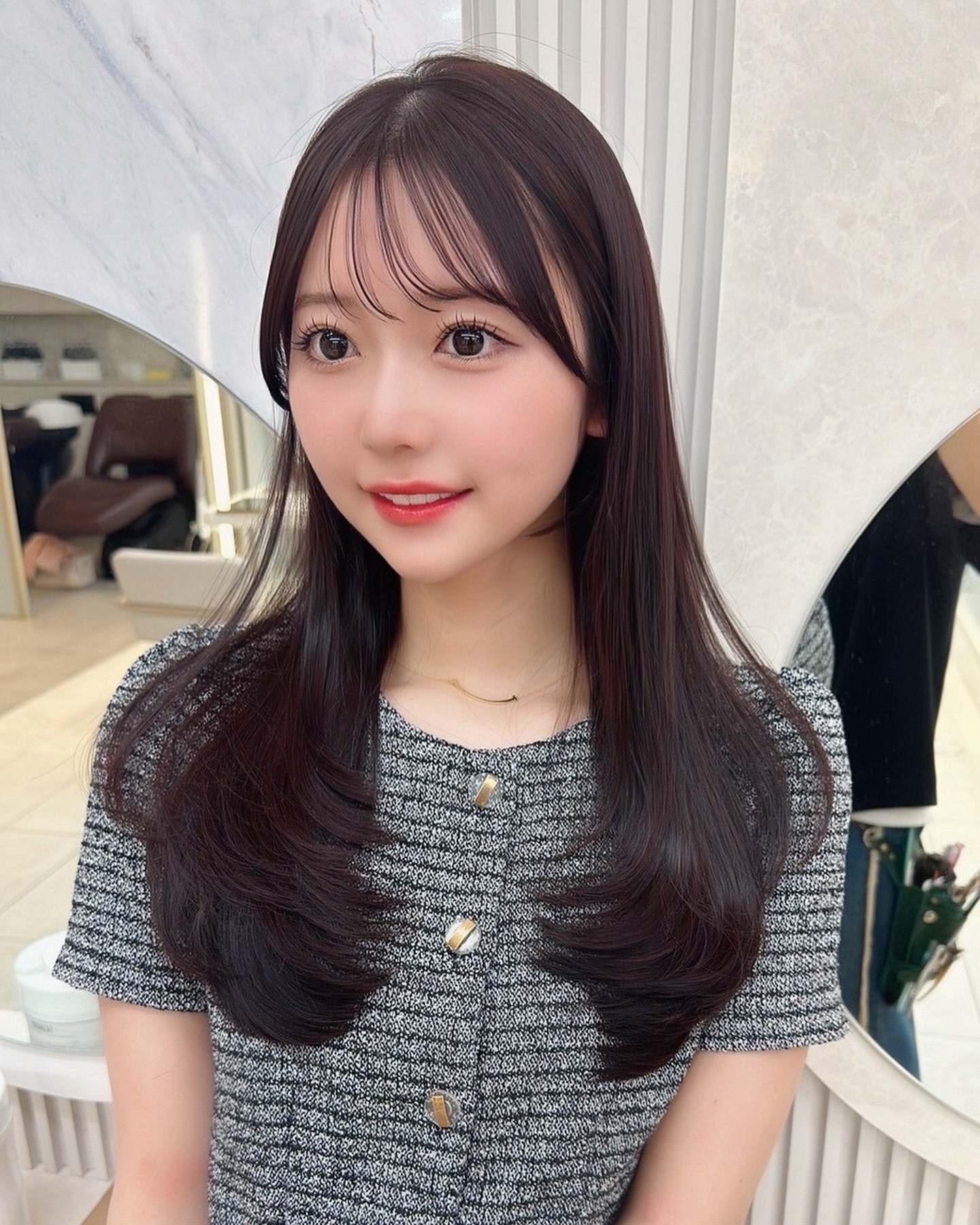 くびれが可愛い　抜け感の顔まわり　こだわり抜いたレイヤーカットと顔まわり　似合わせ