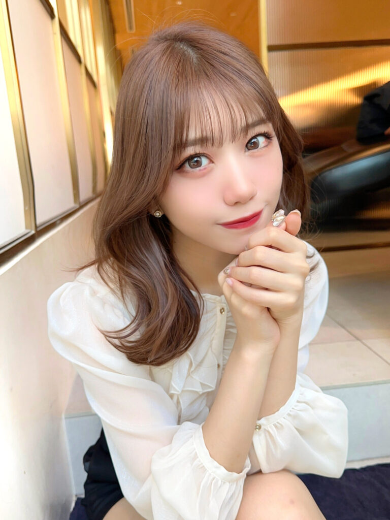 大人ミディアム　耳掛けしても可愛い　似合わせヘア　レイヤーカット
