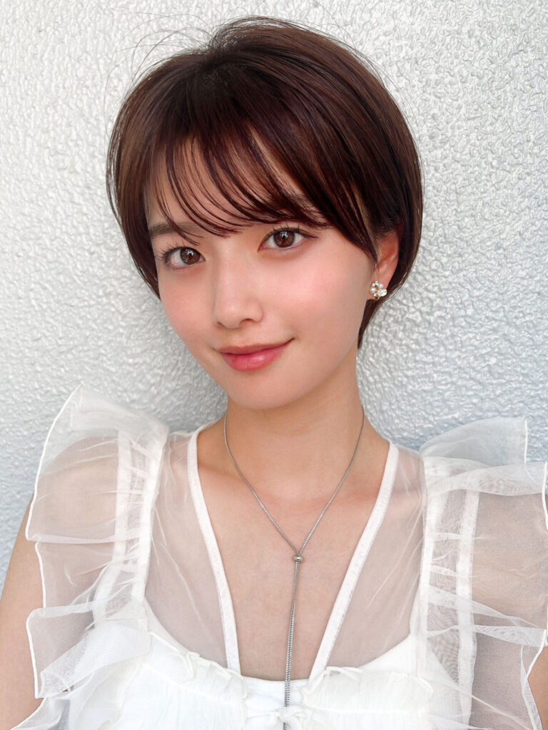 軽やかシースルーバングで叶える、愛されショートボブ