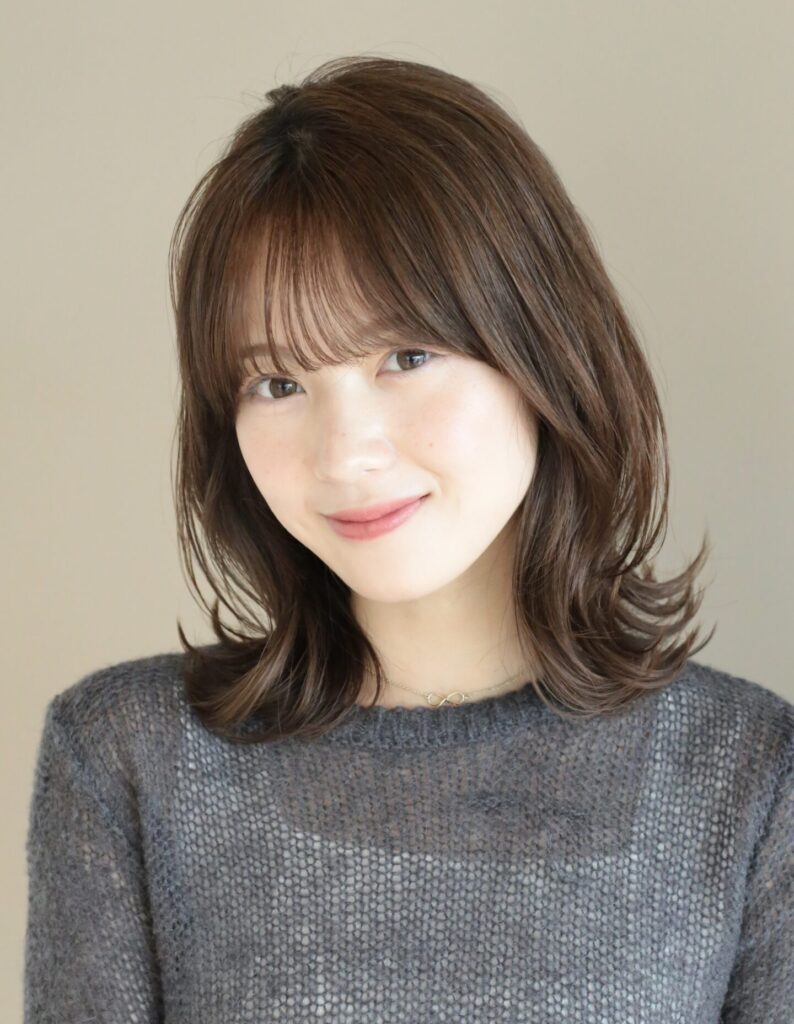 ゆるっと巻きが可愛いミディアムヘア