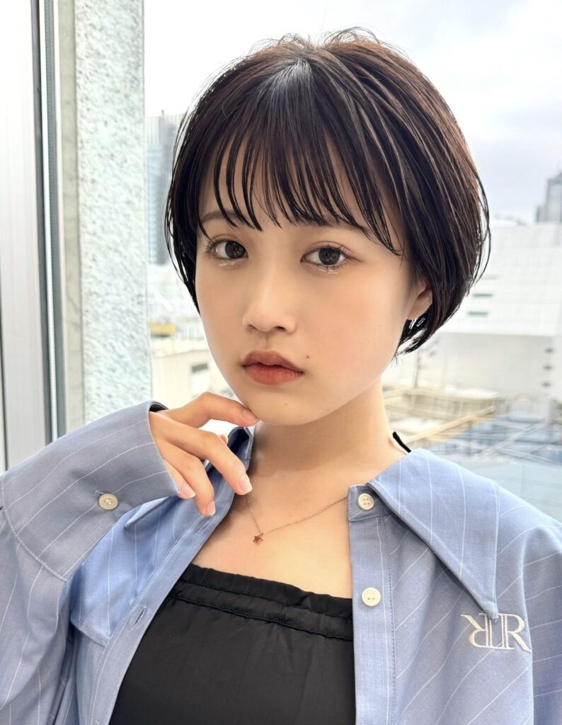暗髪で作る軽やかショートボブ