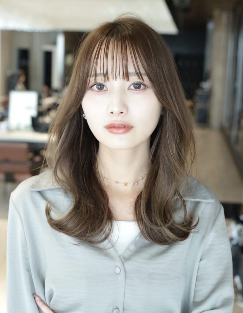 大人かわいい外ハネロングスタイル