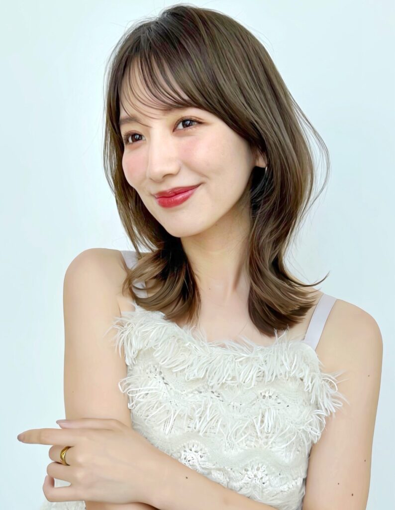 自然な動きと艶のあるくびれヘア/流れるお顔まわりカット
