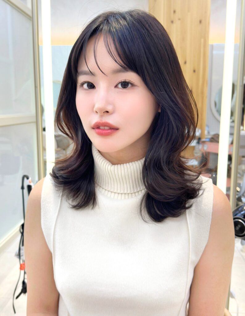 自然な動きと艶のあるくびれヘア/流れるお顔まわりカット