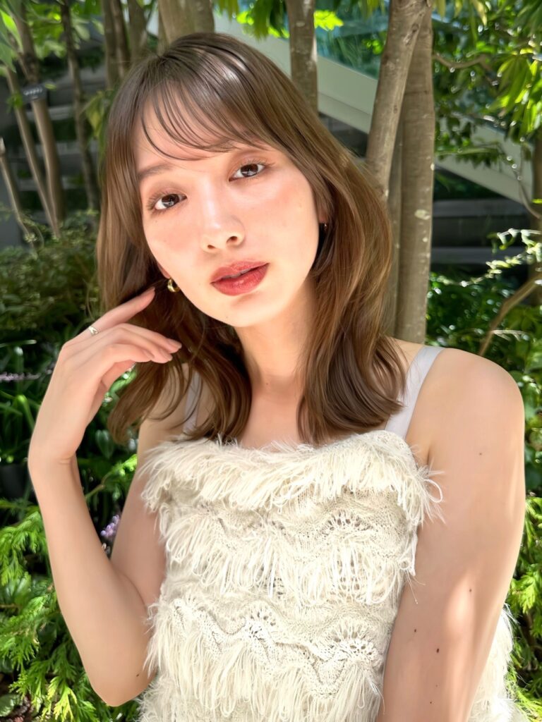 自然な動きと艶のあるくびれヘア/流れるお顔まわりカット