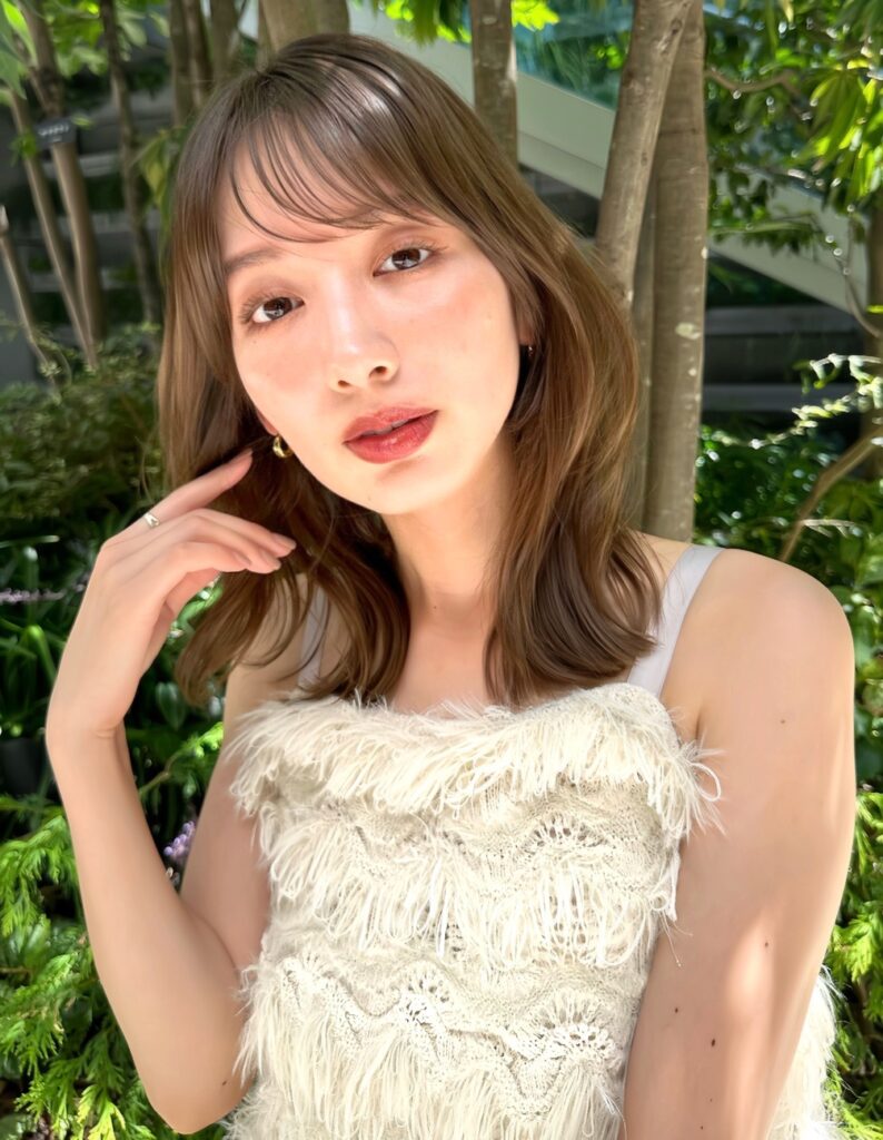 自然な動きと艶のあるくびれヘア/流れるお顔まわりカット