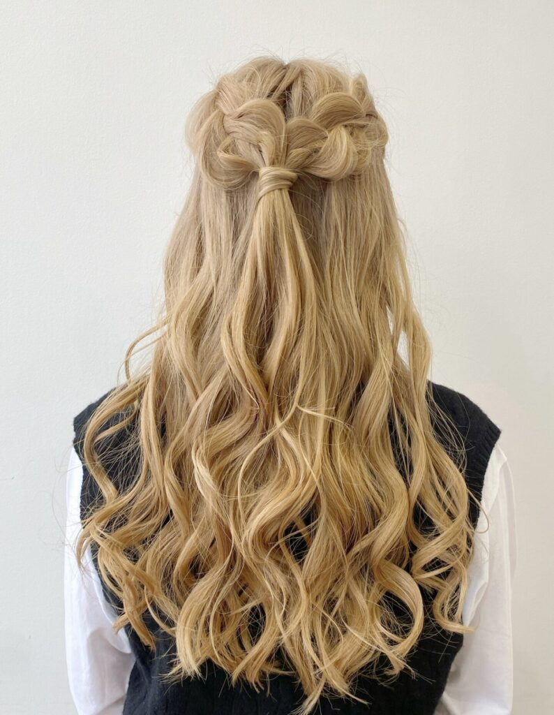 お呼ばれヘアに人気のハーフアップ