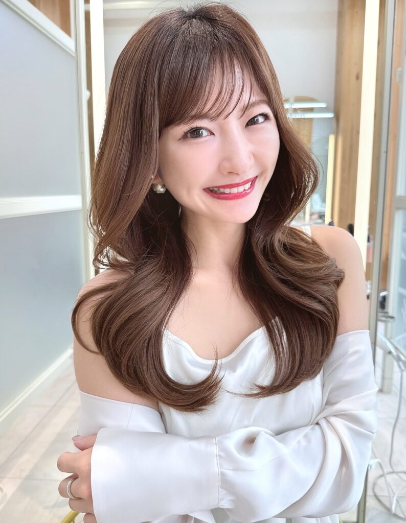 自然な動きと艶のあるくびれヘア/流れるお顔まわりカット