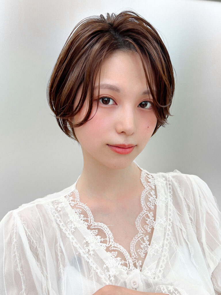 柔らかさと女性らしさを引き出すナチュラルショートボブ